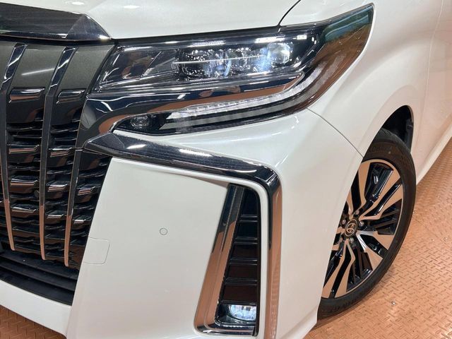 【LEDヘッドライト】悪天候や夜間走行時も良好な視界を確保し安心して運転できる高輝度LEDヘッドライトを装備！点灯速度が早く、消費電力も抑えられています。