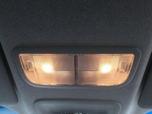 マップランプは左右独立して使用可能で、暗い車内でも手元を明るく照らしてくれます♪