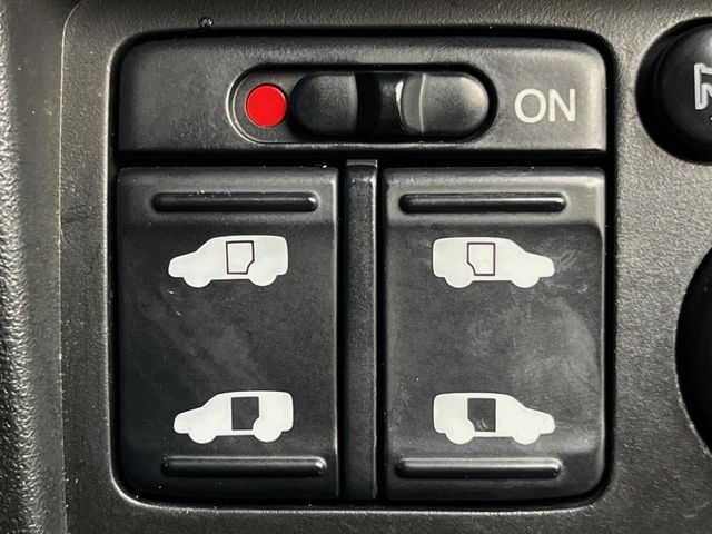 【両側パワースライドドア】スマートキーや運転席のスイッチで後席両側スライドドアの開閉が可能♪電動だから力を入れてドアを開ける必要が無く、小さなお子様でも簡単に開け閉めでき快適です♪