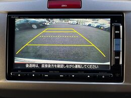 【バックカメラ】駐車時に後方がリアルタイム映像で確認できます。大型商業施設や立体駐車場での駐車時や、夜間のバック時に大活躍！運転スキルに関わらず、今や必須となった装備のひとつです！