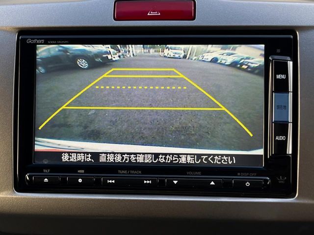 【バックカメラ】駐車時に後方がリアルタイム映像で確認できます。大型商業施設や立体駐車場での駐車時や、夜間のバック時に大活躍！運転スキルに関わらず、今や必須となった装備のひとつです！