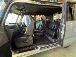 大きな開口部の両側電動スライドドアで乗り降りもラクラク！左側は柱がないので更に広く開けられます。運転席はロングスライドレールで使い途いろいろ！