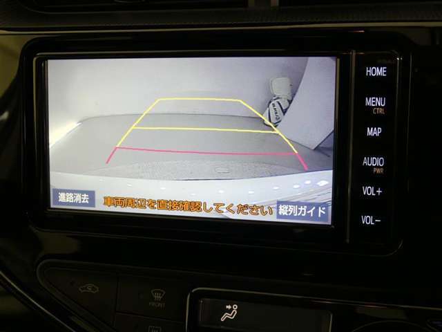 バックガイドモニター付き。車両後方の映像をナビ画面に表示し、駐車などの後退操作をサポートします。