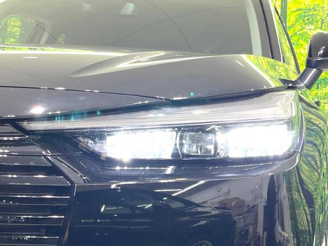 【LEDヘッドライト】悪天候や夜間走行時も良好な視界を確保し安心して運転できる高輝度LEDヘッドライトを装備！点灯速度が早く、消費電力も抑えられています。