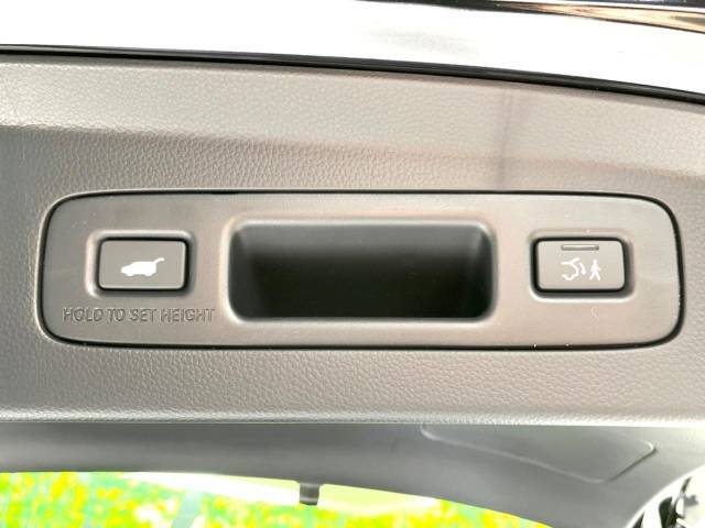 【パワーバックドア】スマートキーや運転席のボタンを押すだけでリアゲートが自動で開閉します！荷物を持っている時や、高い位置にあるバックドアを閉める際に便利な機能です♪