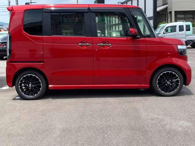 お車の車検・オイル交換・修理・鈑金塗装・ガラス修理・デントリペア・ボディコーティングなども幅広く対応しております。その際は無料で代車を貸し出し致します。車の事は何でもお任せください！