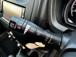 動くタイミングを調整できる間欠式ワイパーは、車速に連動して間欠時間が変化する機能も備えて運転をサポートしてくれます！