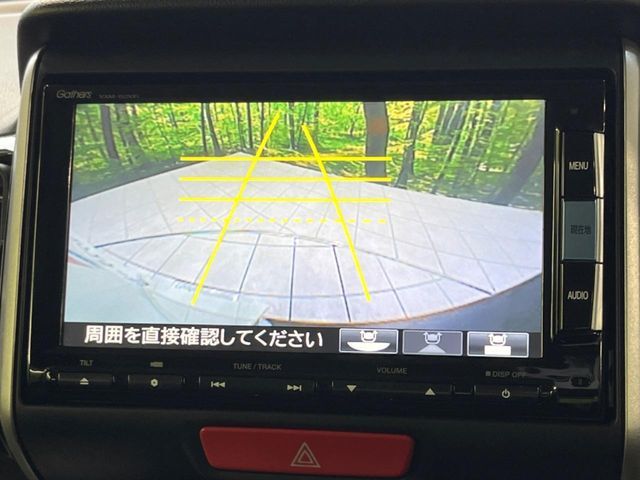 【バックカメラ】駐車時に後方がリアルタイム映像で確認できます。大型商業施設や立体駐車場での駐車時や、夜間のバック時に大活躍！運転スキルに関わらず、今や必須となった装備のひとつです！