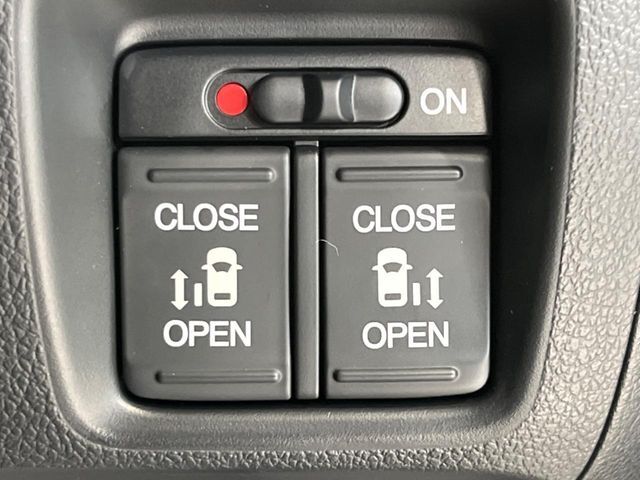【両側パワースライドドア】スマートキーや運転席のスイッチで後席両側スライドドアの開閉が可能♪電動だから力を入れてドアを開ける必要が無く、小さなお子様でも簡単に開け閉めでき快適です♪