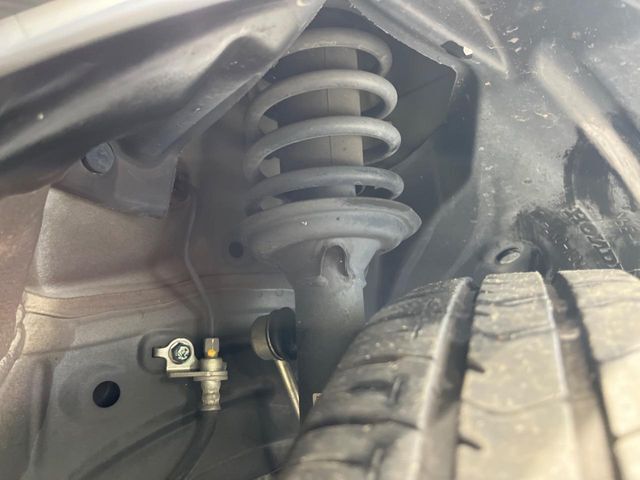お車を安心してお乗りいただく為には、足回りの定期点検が欠かせません。サービスサポート（有償保証）では無料点検もご提供しており、安心のカーライフをお過ごしいただけるサポート体制が整っています。