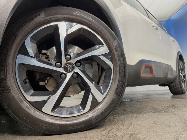 ●純正18インチアルミホイール：輸入車ならではの卓越した走りを支えるホイールと足回りです！日本車の走りに慣れている方にもぜひ体感して頂きたいほど、高いレベルでまとまっています！