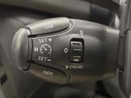 ●レーダークルーズコントロール：前の車との車間距離を一定にとりつつ、一定速度で自動走行してくれる次世代のクルーズコントロール！主に高速道路や自動車専用道路で使用する便利な機能です！