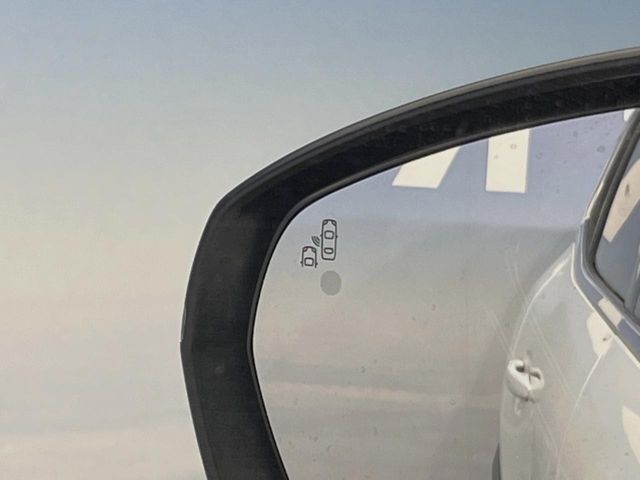 ●ブラインドアシストセンサー：視角からの車を感知し、ドライバーが車線変更を行う際に、警告音と共に注意を促してくれる安全支援機能です！