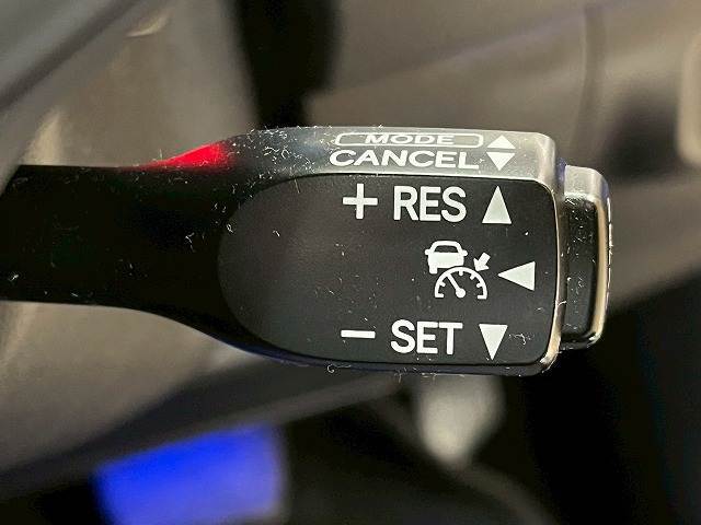 【レーダークルーズコントロール】装備で高速道路の運転も楽々です！追従型なので前の車両に合わせて速度調節ができ、渋滞などの際も楽々運転できますよ♪