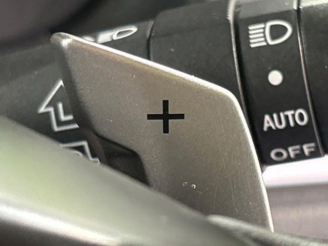 【パドルシフト】ハンドルから手を離さずに素早くシフトアップ＆ダウンができるので、エンジンブレーキを使う下り坂や高速道路の合流で加速したい場面で役立ちます。