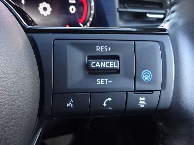 高速道路での、単調な“渋滞走行”と長時間の“巡航走行”。プロパイロットは、この2つのシーンで、ドライバーに代わってアクセル、ブレーキ、ステアリングを自動で制御。