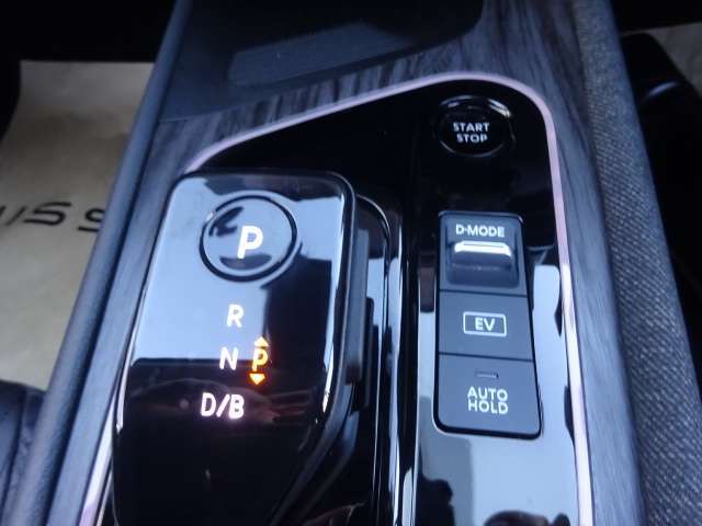 オートブレーキホールド機能は運転者のブレーキ操作によって停車した際に自動的にブレーキ力を保持する機能です。ブレ-キが保持されているときにアクセルペダルを踏むとブレ-キが解除され発進する事が出来ます