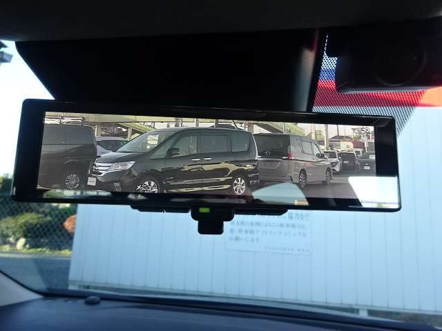 日産のスマート・ルームミラーは内蔵モニターで後方の状況をクリアな画像で確認でき、通常のルームミラーに切り替えて後席の様子を確認することもできます