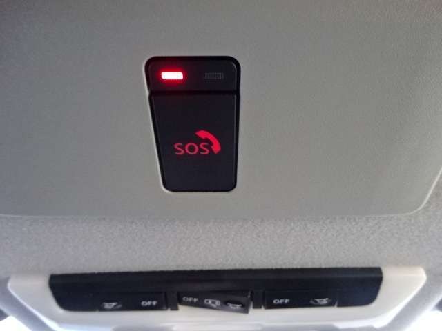 急病時や危険を感じた時、SOSコールスイッチを押すと専門のオペレータに繋がって、警察や消防への連携をサポートしてくれます。また、万が一の事故発生時には、エアバッグ展開と連動して自動通報します。