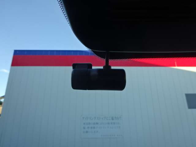 ドライブレコーダーは、事故の走行記録だけでなく、ドライブの思い出を記録したりとカーライブを豊かにします。