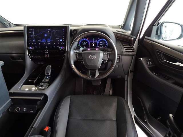革巻きステアリングで快適な操作性の運転席です。