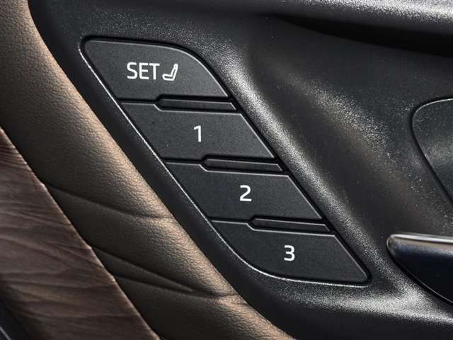 運転席のパワーシートは3名様分までメモリー機能付きです。