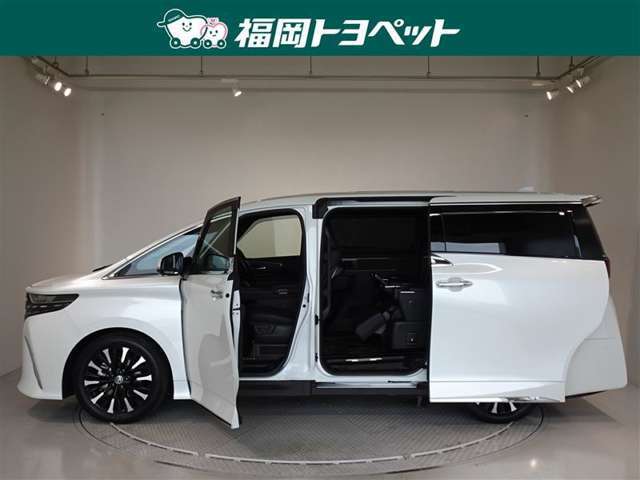 両側パワースライドドア付きだから、狭い駐車スペースなどでの 乗り降りラクラク！小さなお子さまのいるご家庭には嬉しい装備。
