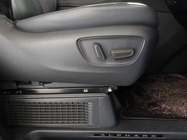 パワーシート搭載。微妙な調整が手軽にでき、ピッタリのポジションで運転することが可能です。