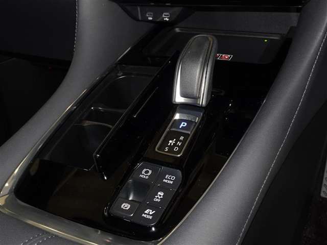 電動パーキングブレーキ・ブレーキホールドを装備してます。ホールド機能は信号待ちが多い一般道で疲労軽減になり、大好評です！