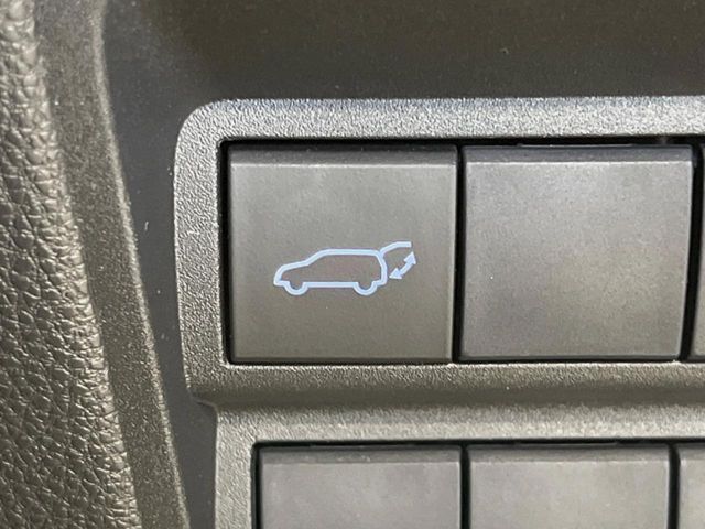 【パワーバックドア】スマートキーや運転席のボタンを押すだけでリアゲートが自動で開閉します！荷物を持っている時や、高い位置にあるバックドアを閉める際に便利な機能です♪