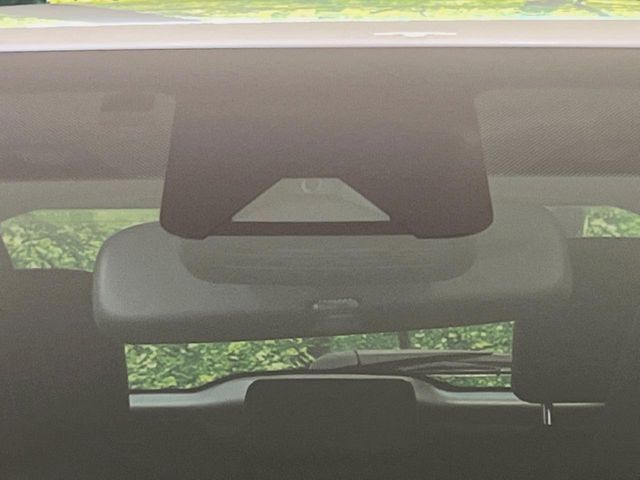 【トヨタセーフティセンス】走行中に前方の車両等を認識し、衝突しそうな時は警報とブレーキで衝突回避と被害軽減をアシスト。より安全にドライブをお楽しみいただけます。