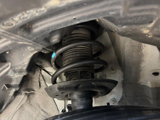 お車を安心してお乗りいただく為には、足回りの定期点検が欠かせません。サービスサポート（有償保証）では無料点検もご提供しており、安心のカーライフをお過ごしいただけるサポート体制が整っています。