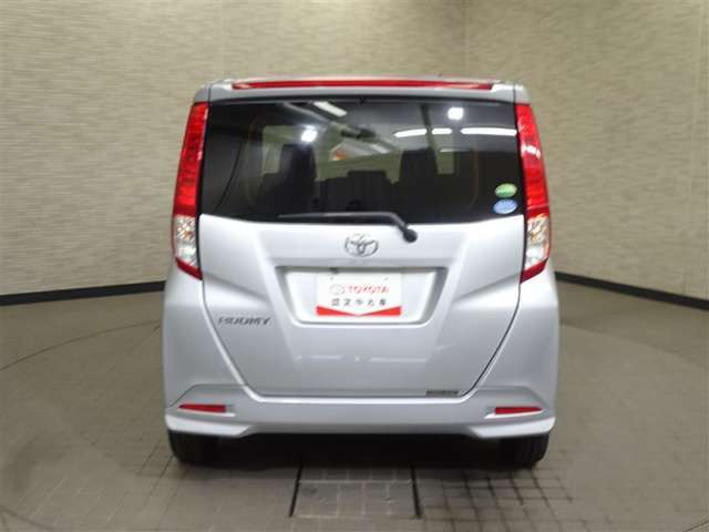 バックカメラが付いているので後方確認が非常にしやすいです。今や運転初心者も熟練者も必須装備！ついていて損はないですね♪