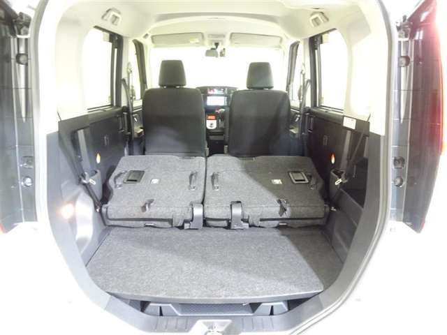 開口部の広いラゲージスペースは、ゴルフバックなどの荷物もラクラク積み込めます。