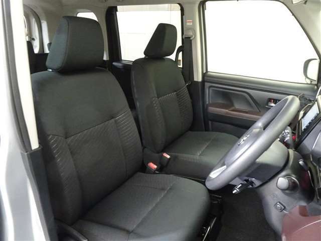 高いホールド性で運転姿勢が安定します。長距離ドライブでも疲れにくいのが魅力です。快適なドライビングライフをお送りください♪