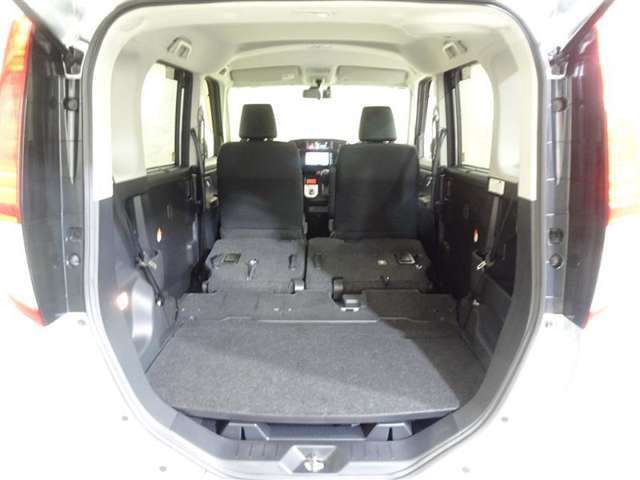 2列目シートは跳ね上げ式で折りたたみ可能です。キャンプ用品など大きな荷物もばっちり収納可能です！