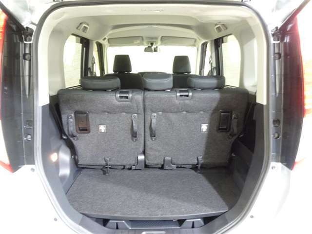 ゆとりある広々とした車内空間は、ドライブを始め買い物やレジャーなど、幅広く活躍します。一人でもみんなとでもお出かけを楽しみましょう！