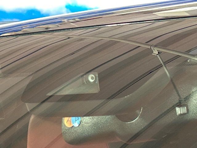 【プリクラッシュセーフティ】前方の車両等を検知し、衝突しそうな時は警報で注意を促し、ブレーキを踏む力をサポート。ブレーキを踏めなかった場合は衝突被害軽減ブレーキが作動、衝突回避をサポートします。