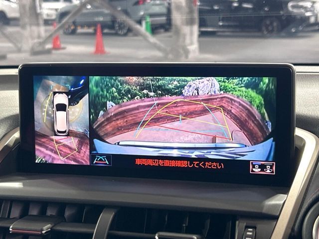 【パノラミックビューモニター】専用のカメラにより、上から見下ろしたような視点で360度クルマの周囲を確認することができます☆死角部分も確認しやすく、狭い場所での切り返しや駐車もスムーズに行えます。