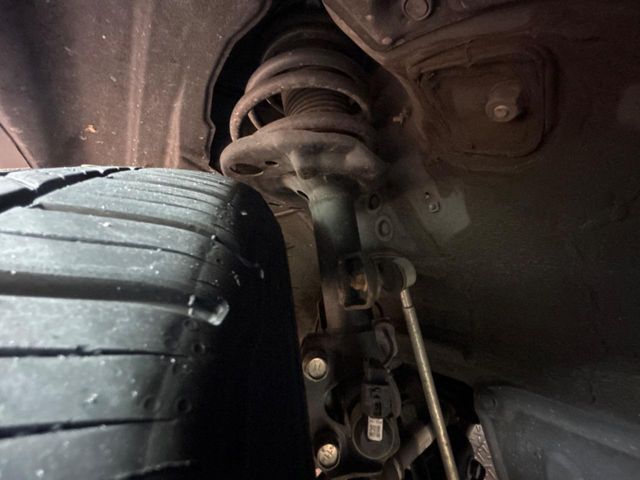お車を安心してお乗りいただく為には、足回りの定期点検が欠かせません。サービスサポート（有償保証）では無料点検もご提供しており、安心のカーライフをお過ごしいただけるサポート体制が整っています。