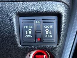 【両側パワースライドドア】スマートキーや運転席のスイッチで後席両側スライドドアの開閉が可能♪電動だから力を入れてドアを開ける必要が無く、小さなお子様でも簡単に開け閉めでき快適です♪