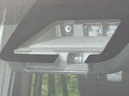 【トヨタセーフティセンス】走行中に前方の車両等を認識し、衝突しそうな時は警報とブレーキで衝突回避と被害軽減をアシスト。より安全にドライブをお楽しみいただけます。