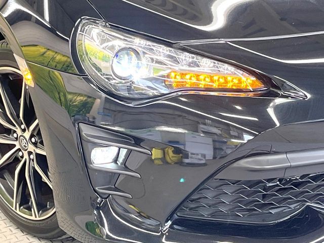 【LEDヘッドライト】悪天候や夜間走行時も良好な視界を確保し安心して運転できる高輝度LEDヘッドライトを装備！点灯速度が早く、消費電力も抑えられています。