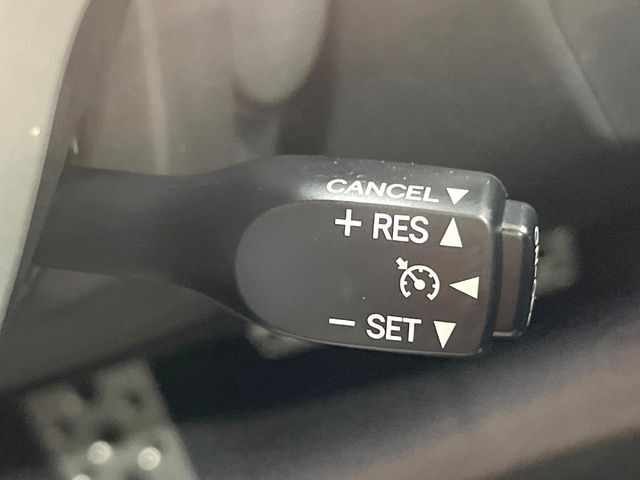 【クルーズコントロール】高速道路もラクラク走行。アクセルを離しても一定速度で走行ができ、長距離運転時の負担を軽減！加速・減速も簡単なスイッチ操作で調整できます。