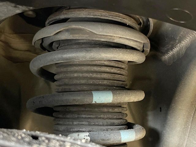 お車を安心してお乗りいただく為には、足回りの定期点検が欠かせません。サービスサポート（有償保証）では無料点検もご提供しており、安心のカーライフをお過ごしいただけるサポート体制が整っています。