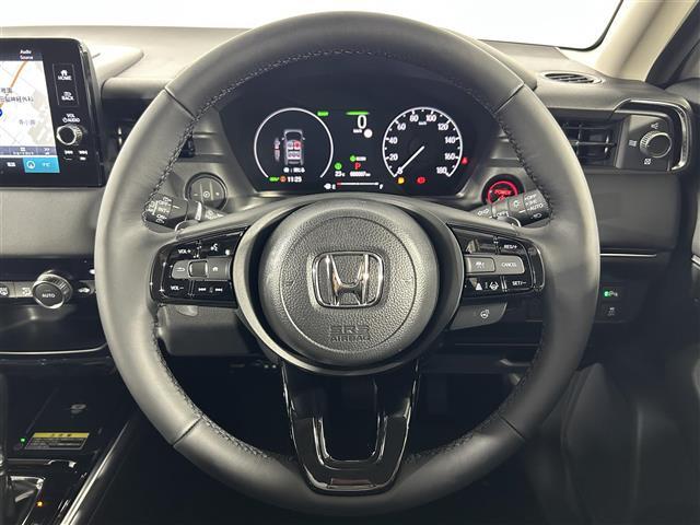 【ハンドル】軽い力で扱いやすいハンドルです。目立つ傷やスレなどなく綺麗な状態です！除菌プランいれていただくとさらに快適に！清潔なお車はお子様にも安心ですね！