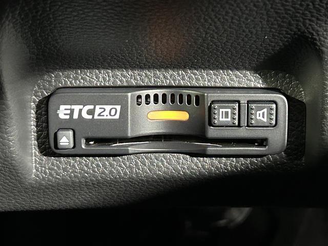 【ETC】有料道路を利用する際に料金所で停止することなく通過できる、ETC車載器（ノンストップ自動料金収受システム機器）が装備されています。セットアップを行うことで利用可能になります。