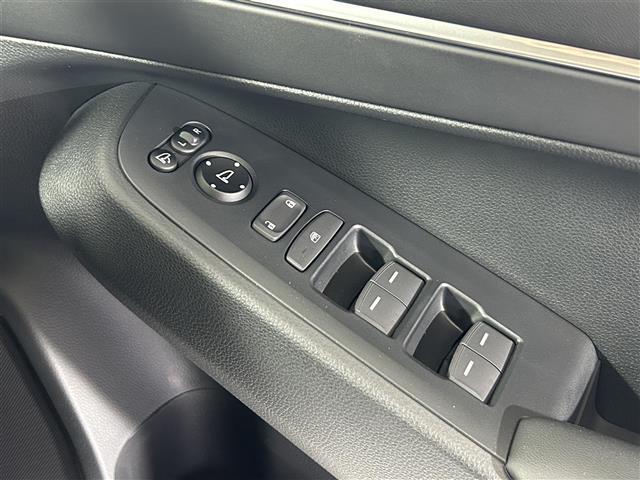 【窓操作部】軽い力で、窓を開けたり閉めたりすることができます！掲載箇所以外にご希望の写真がございましたら、お気軽にお問い合わせ下さい！メールや郵送でお送りさせていただきます。