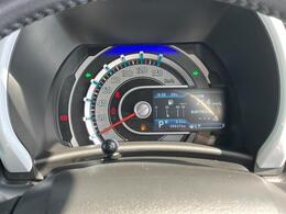 メーターパネルはカラー液晶インフォメーションディスプレイを組み合わせシルバーの加飾が施された質感高いデザインを採用！