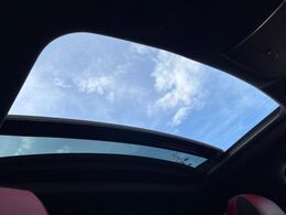 【サンルーフ】開放感たっぷりの希少装備、サンルーフが装着されています！車内に明かりを取り入れたり景色を楽しむ以外にも、車内の空気も簡単に換気できて快適です！